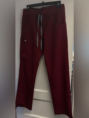 Women’s Burgundy Figs Kade Cargo Scrub Pant size small